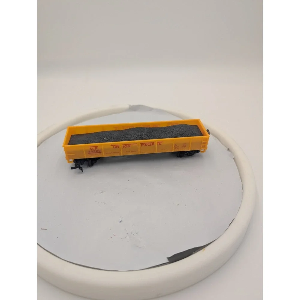 Union‎ Pacific HO Scale Gondola Car Yellow UP 29500 with Coal Load
